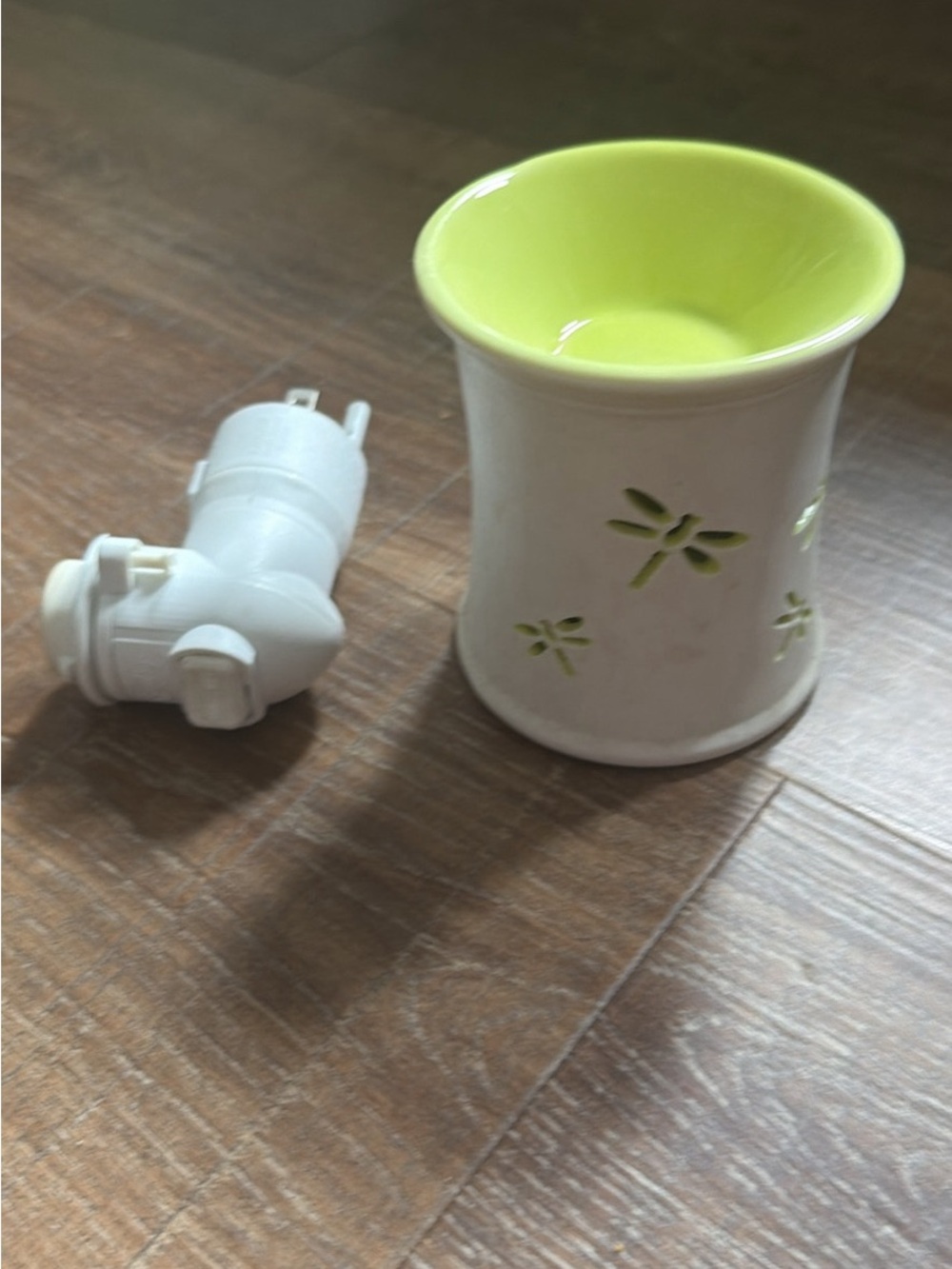 Scentsy White and Lime Green Dragonfly Plug-In Warmer